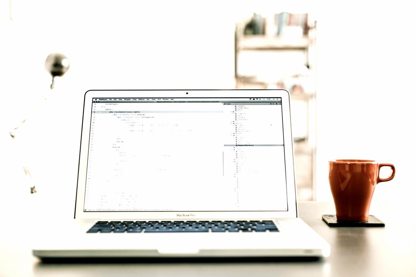 Game development workshop met studenten die werken aan casino game interfaces